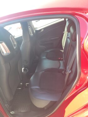 
									Alfa romeo giulietta rossa full								