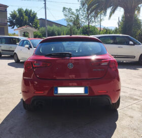 
									Alfa romeo giulietta rossa full								